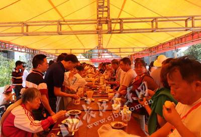 硒土豆健康行 野三关旅养文化节助推初级农产品销售升级